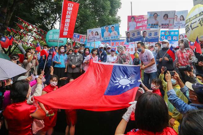 桃園平鎮區國旗屋老闆張老旺，依往例在雙十國慶當日，於雲南文化公園舉辦第28次國慶升旗典禮，巨型國旗從中央進場，台上人員迎接國旗準備升旗。（陳麒全攝）
