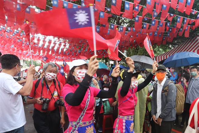 參與遊行民眾團體拿著國旗進場。（陳麒全攝）