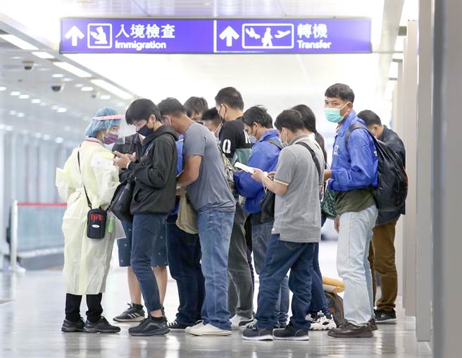 明（11）日起日本开放旅客赴日自由行，有旅宿业者愿意帮接种高端的民眾出PCR费用。图为机场旅客入境(本报资料照片)