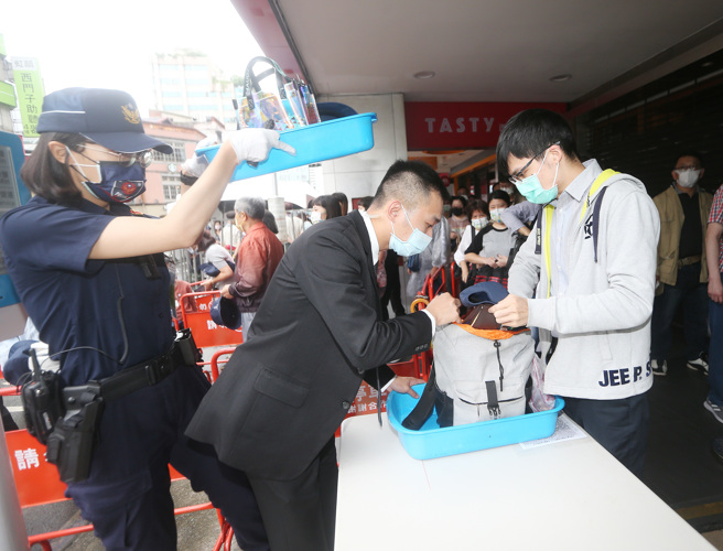 111年「守土卫国，你我同行」国庆大会10日于总统府前广场正式举行，警方与宪兵在入口处检查参观民眾包包，力求国庆活动维安无漏洞。（示意图/陈怡诚摄）