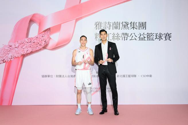 左起新北国王队 林书纬、新北国王队总经理 毛加恩