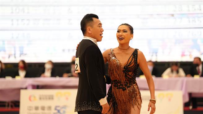 嘉义县舞蹈运动项目教练兼选手翁仲德与胞姊翁子雅在一般组舞蹈运动双人舞竞赛（捷舞）拿下金牌。（嘉义县政府提供∕吕妍庭嘉义传真）