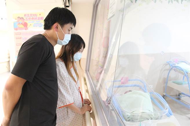吴小姐的女儿「宝贝」提早赶在国庆日当天出生，抢当国庆宝宝。（辅大医院提供）