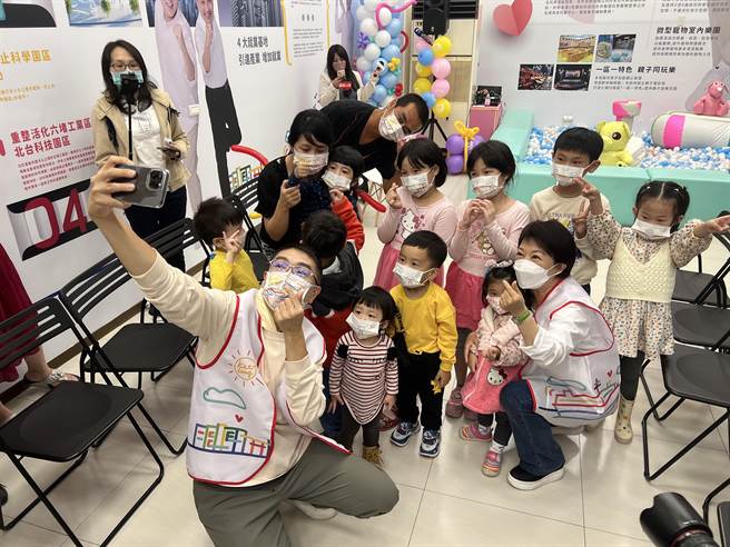 國民黨基隆市長參選人謝國樑、台中市長盧秀燕與小朋友同樂。（陳彩玲攝）