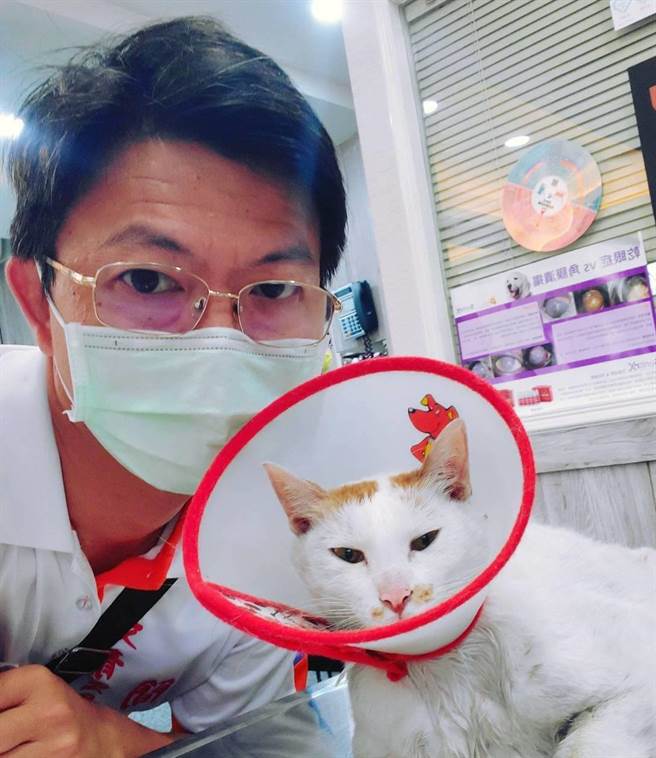 桃园市龟山区文青里长简侨亨日前获台湾动物保护行政监督联盟颁颁「友善动物杰出村里长奖」，全台仅5人获奖。（简侨亨提供／赖佑维桃园传真）