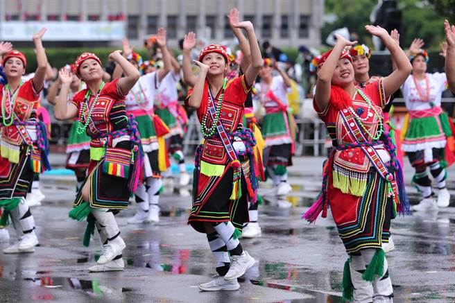 中华民国各界庆祝111年国庆大会10日在总统府前登场，开场演出由八歌浪团队担纲，新世纪文化艺术团队（见图）的原住民舞蹈，结合董事长乐团、马兰吟唱队的美声演唱，为国庆大会序幕暖场。（黄世麒摄）