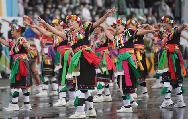 庆祝中华民国111年国庆大会10日在总统府前登场，参加表演的原住民以传统舞蹈展现活力。（季志翔摄）