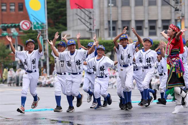 中华民国各界庆祝111年国庆大会10日在总统府前登场，开场演出由八歌浪团队担纲，夺下2022世界少棒联盟（LLB）锦标赛亚太区冠军、威廉波特少棒赛季军的台北市福林国小棒球队一同参与演出，为国庆大会序幕暖场。（黄世麒摄）