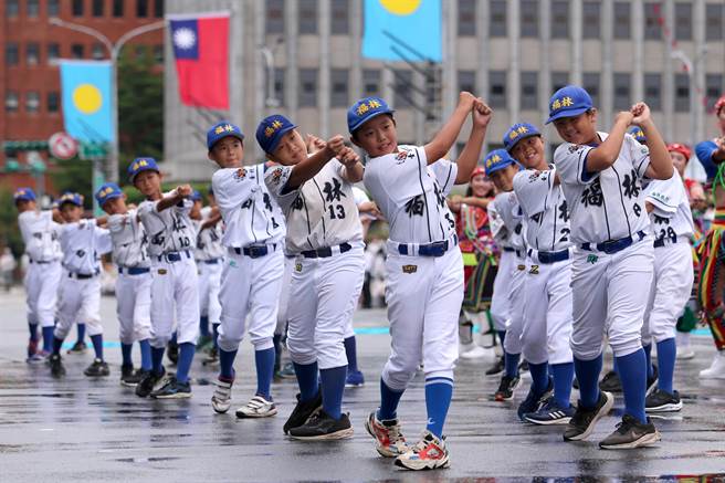 中华民国各界庆祝111年国庆大会10日在总统府前登场，开场演出由八歌浪团队担纲，夺下2022世界少棒联盟（LLB）锦标赛亚太区冠军、威廉波特少棒赛季军的台北市福林国小棒球队一同参与演出，为国庆大会序幕暖场。（黄世麒摄）