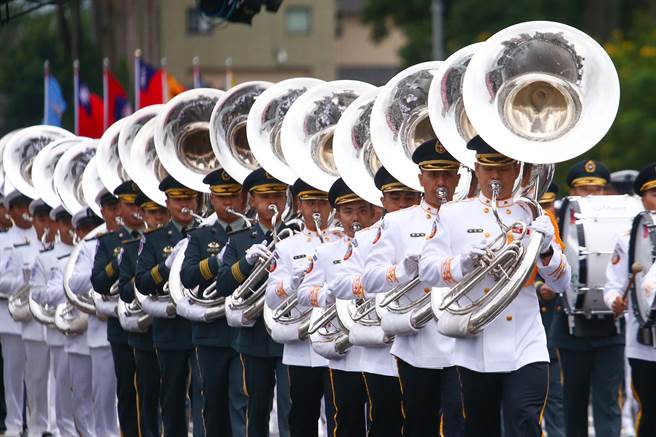 111年国庆大会10日于总统府前广场正式举行，三军乐仪队整齐划一的动作表演，获得满堂彩。（邓博仁摄）
