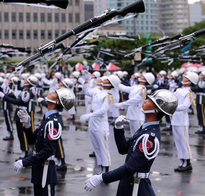 中华民国各界庆祝111年国庆大会10日在总统府前登场，国防部三军联合乐仪队以「军民同心，保卫疆土」为主题，以自创曲及流行乐曲等曲目，结合队形变化、精准走位及操枪技巧，演出展翅飞翔等9个变化队形，展现国军精实的训练成果。（黄世麒摄）