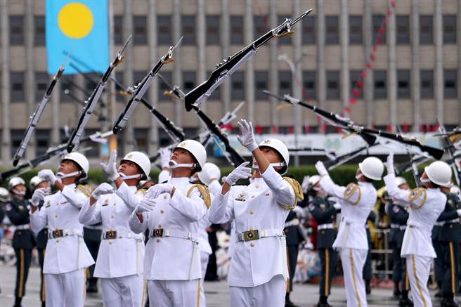 中华民国各界庆祝111年国庆大会10日在总统府前登场，国防部三军联合乐仪队以「军民同心，保卫疆土」为主题，以自创曲及流行乐曲等曲目，结合队形变化、精准走位及操枪技巧，演出展翅飞翔等9个变化队形，展现国军精实的训练成果。（黄世麒摄）