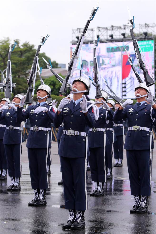 中华民国各界庆祝111年国庆大会10日在总统府前登场，国防部三军联合乐仪队以「军民同心，保卫疆土」为主题，以自创曲及流行乐曲等曲目，结合队形变化、精准走位及操枪技巧，演出展翅飞翔等9个变化队形，展现国军精实的训练成果。（黄世麒摄）