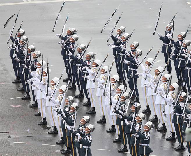 111年「守土卫国，你我同行」国庆大会10日于总统府前广场正式举行，第一阶段「序幕暖场」，三军仪队抛枪动作成为全场吸晴的焦点。（陈怡诚摄）