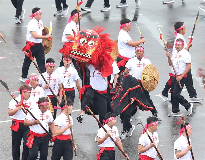111年「守土卫国，你我同行」国庆大会10日于总统府前广场正式举行，第一阶段「序幕暖场」，台南武阵带来精彩演出。（陈怡诚摄）