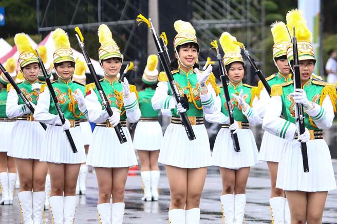111年国庆大会10日于总统府前广场正式举行，北一女乐仪旗队整齐划一的操枪表演。（邓博仁摄）