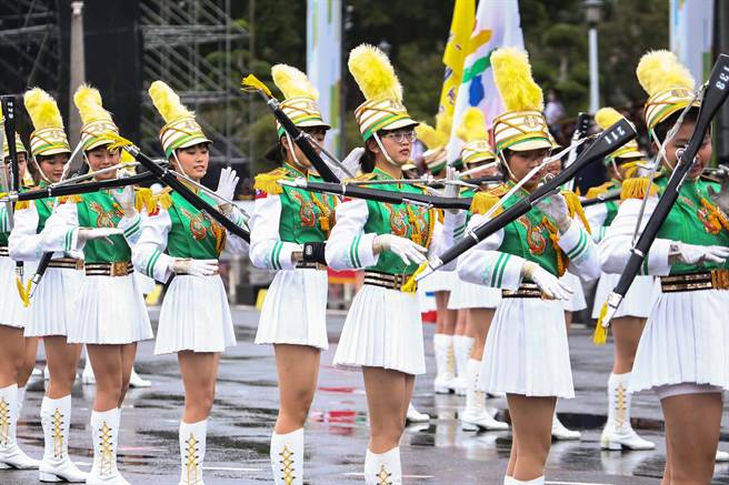 111年国庆大会10日于总统府前广场正式举行，北一女乐仪旗队整齐划一的操枪表演。（邓博仁摄）