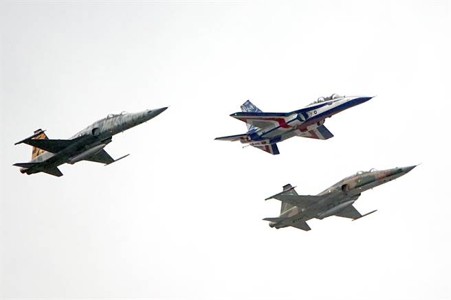 中华民国各界庆祝111年国庆大会10日在总统府前登场，国造勇鹰高教机（中）搭配2架F-5型战机通过府前广场上空，象徵国机国造的成果及世代交替。（黄世麒摄）