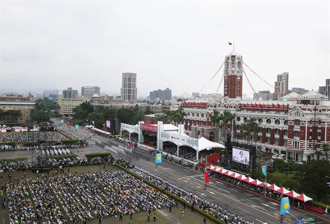 民国111年国庆大会10日登场，今年的主题为「守土卫国，你我同行」，许多民眾冒雨至现场观礼。（陈怡诚摄）