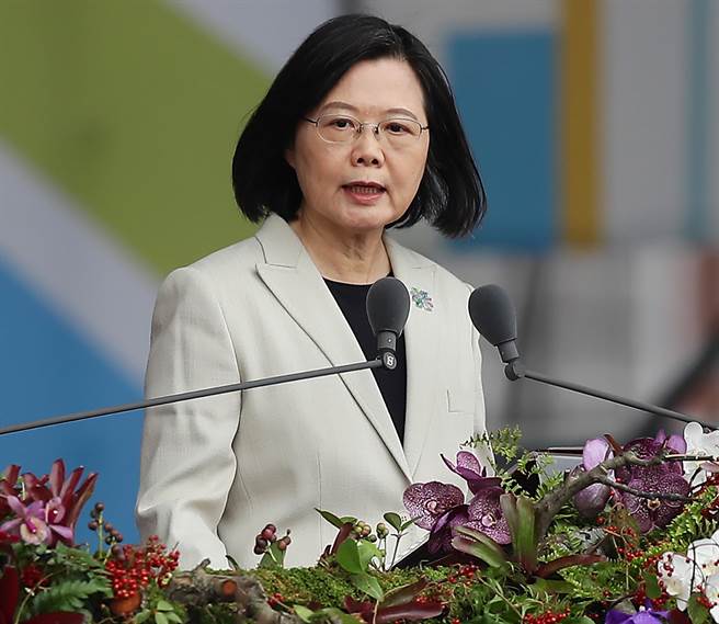 庆祝中华民国111年国庆大会10日在总统府前登场，蔡英文总统在致词时揭示后续任期不仅要站稳「四个坚持」，更要强化「四大韧性」，以打造「韧性国家」作为国家发展目标，更要「给世界一个更好的台湾」。（季志翔摄）