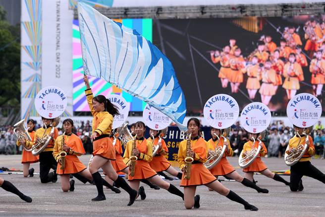 中华民国各界庆祝111年国庆大会10日在总统府前登场，应邀来台表演，有「橘色恶魔」之称的日本京都橘高等学校吹奏乐部学生，以边吹边跳方式，融入活泼的舞蹈，深受台湾民眾喜爱，所到之处刮起一阵「橘色旋风」，苏沙号管乐器上则套着「日台友情 Always Here」布幔，展现台日之间长久的友谊。（黄世麒摄）