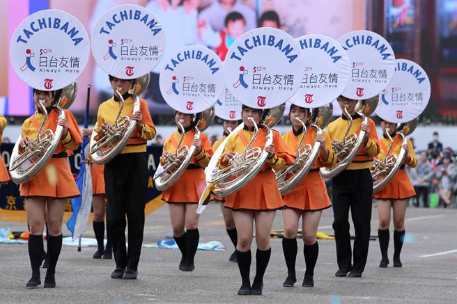 中华民国各界庆祝111年国庆大会10日在总统府前登场，应邀来台表演，有「橘色恶魔」之称的日本京都橘高等学校吹奏乐部学生，以边吹边跳方式，融入活泼的舞蹈，深受台湾民眾喜爱，所到之处刮起一阵「橘色旋风」，苏沙号管乐器上则套着「日台友情 Always Here」布幔，展现台日之间长久的友谊。（黄世麒摄）