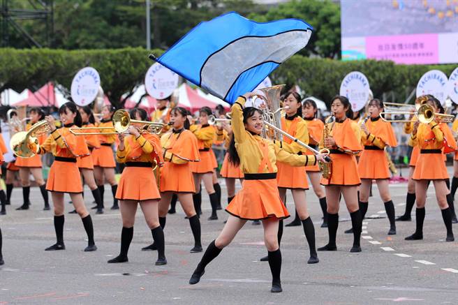 中华民国各界庆祝111年国庆大会10日在总统府前登场，应邀来台表演，有「橘色恶魔」之称的日本京都橘高等学校吹奏乐部学生，以边吹边跳方式，融入活泼的舞蹈，深受台湾民眾喜爱，所到之处刮起一阵「橘色旋风」。（黄世麒摄）