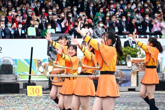 111年国庆大会10日于总统府前广场举行，来自日本京都橘高等学校吹奏部，以甜美的笑容活泼的表演方式精彩呈现。（邓博仁摄）
