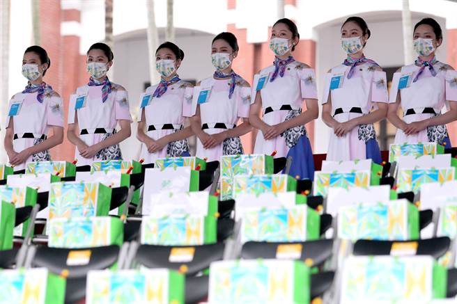 中华民国各界庆祝111年国庆大会10日在总统府前登场，由铭传大学、中国医药大学及台南大学学生所组成的礼宾接待人员，身穿台湾首位获选纽约官方时装周设计师周裕颖所设计的服装，以白色为基底，结合台湾云豹、五色鸟、山樱花等「台湾色」元素，繫上原住民几何图腾的腰带，整体看来相当清新。（黄世麒摄）