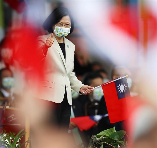 庆祝中华民国111年国庆大会10日在总统府前登场，蔡英文总统手拿国旗向参加游行的日本议员比出讚的手势。（季志翔摄）