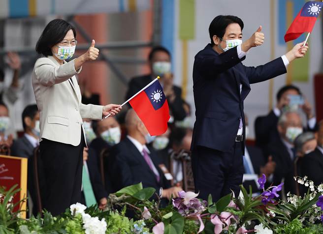 庆祝中华民国111年国庆大会10日在总统府前登场，蔡英文总统（左）与副总统赖清德（右）向台下的表演团体比出讚的手势致意。（季志翔摄）