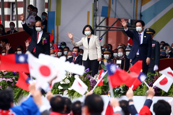 庆祝中华民国111年国庆大会10日在总统府前登场，蔡英文总统（中）、副总统赖清德（右）、立法院长游锡堃（左）向日华议员恳谈会团员挥手致意。（邓博仁摄）