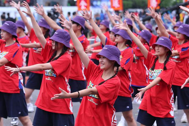中华民国各界庆祝111年国庆大会10日在总统府前登场，由台湾街舞文化推广协会规画，邀请台中晓明女中管乐团、中部19校230名学生及47名舞者，以「跳出团结力，舞向新世界」为主轴共同演出，庆祝街舞表演走进奥运殿堂。（黄世麒摄）