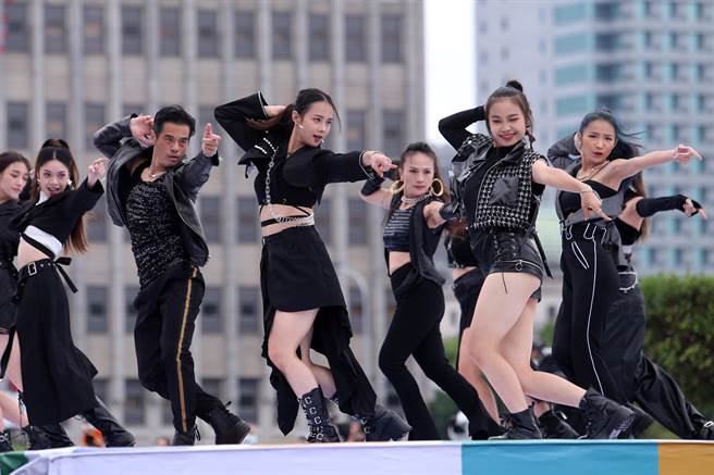 中华民国各界庆祝111年国庆大会10日在总统府前登场，由台湾街舞文化推广协会规画，邀请台中晓明女中管乐团、中部19校230名学生及47名舞者，以「跳出团结力，舞向新世界」为主轴共同演出，庆祝街舞表演走进奥运殿堂。（黄世麒摄）