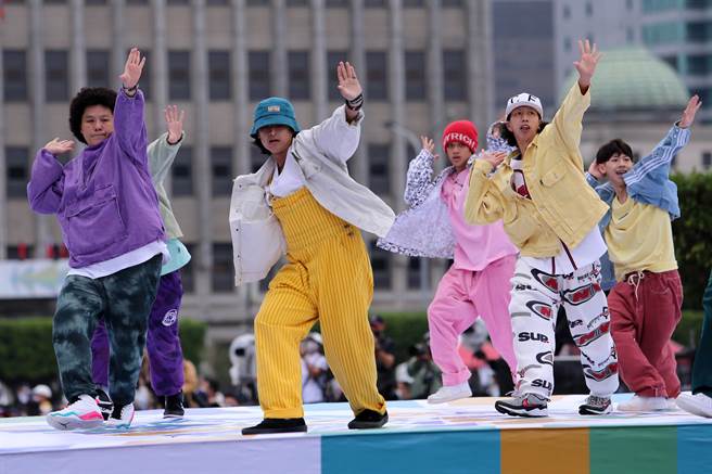 中华民国各界庆祝111年国庆大会10日在总统府前登场，由台湾街舞文化推广协会规画，邀请台中晓明女中管乐团、中部19校230名学生及47名舞者，以「跳出团结力，舞向新世界」为主轴共同演出，庆祝街舞表演走进奥运殿堂。（黄世麒摄）