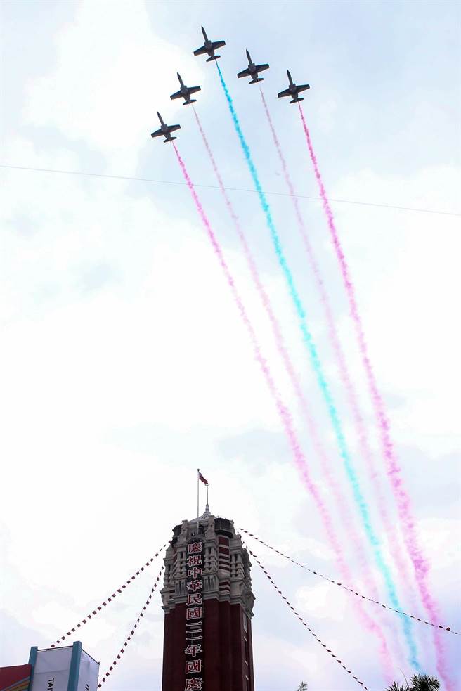 111年国庆大会10日于总统府前广场正式举行，压轴表演由空军雷虎小组以1200呎高度、240浬速度衝场，并施放蓝白红彩烟为国庆大会画下完美句点。（邓博仁摄）