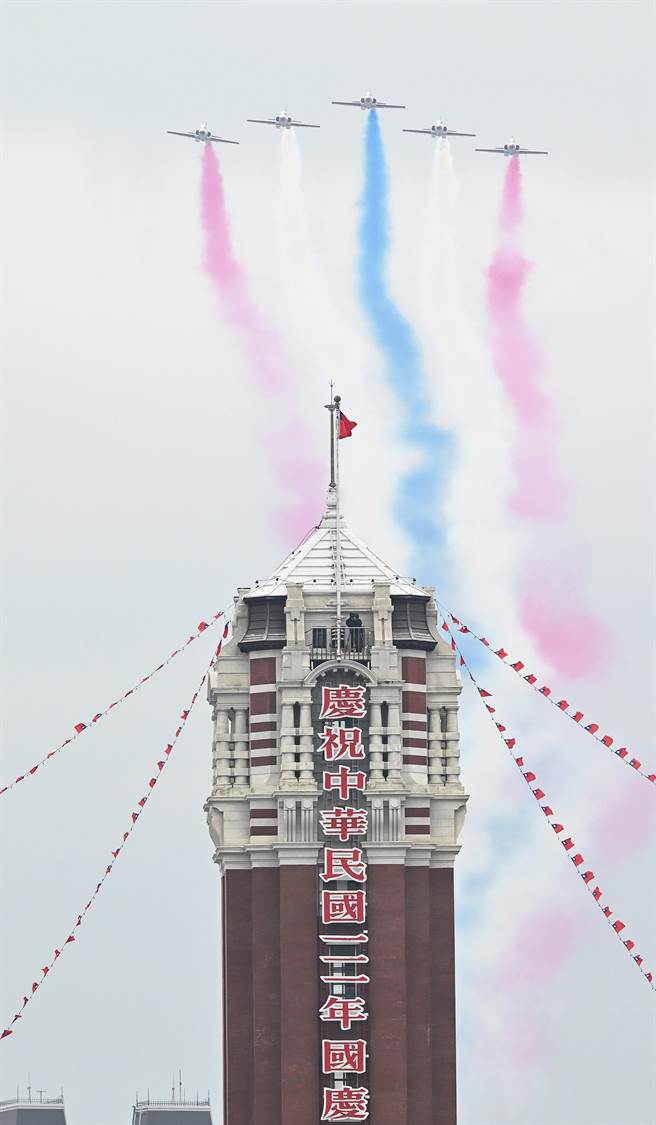 111年「守土卫国，你我同行」国庆大会10日于总统府前广场正式举行，压轴表演由空军雷虎小组以1200呎高度、240浬速度衝场，并施放蓝白红彩烟为国庆大会画下完美句点。（陈怡诚摄）
