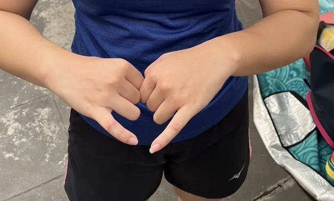 台湾主要的游泳脸书社团发文指出全民运蹼泳比赛场地有缺失，已造成4名选手受伤，国民党嘉义县长参选人王育敏因此要求嘉义县长翁章梁应尽快就其内部疏失提出报告。（取自「游泳多多」脸书／吕妍庭嘉义传真）