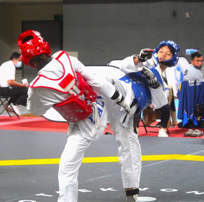 110学年全中锦高女62公斤级朱曼琳（右）抱病、上场摘金。（大会提供）