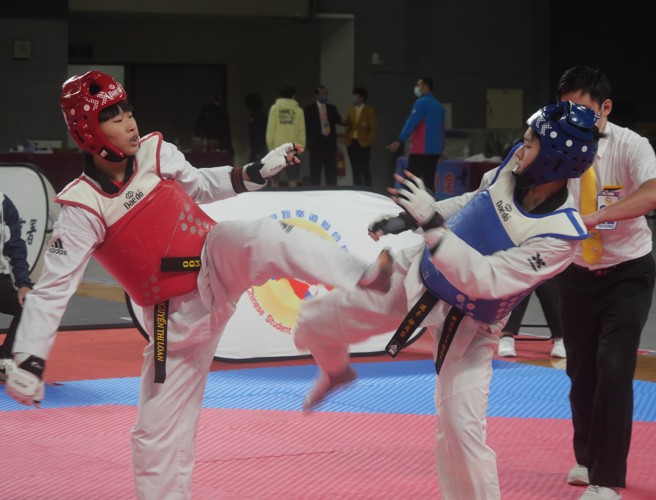 110学年全中锦高女67公斤级「平镇内战」，徐彧媐（右）打败学妹林芯彤摘金。（大会提供）