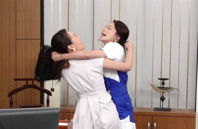 茵芙（右）、何宜珊剧中扭打互扯髮。（台视提供）