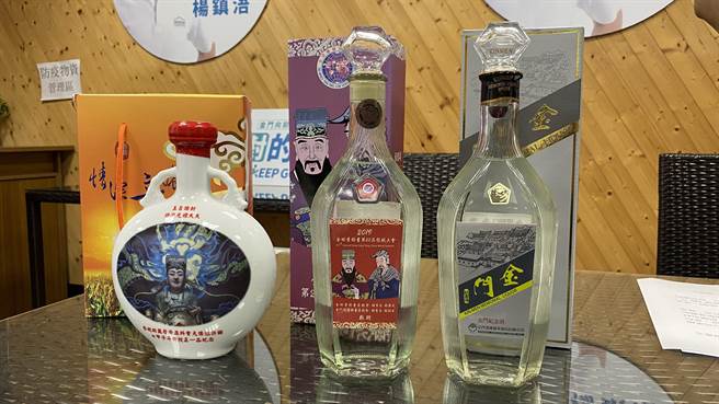 引发争议的董杨恳亲酒(中)与当年同样瓶型规格的「金门纪念酒」(右)，採购价每瓶还比市价贵出27元，杨镇浯无奈的说，这会是「图利」吗？(于家麒摄)