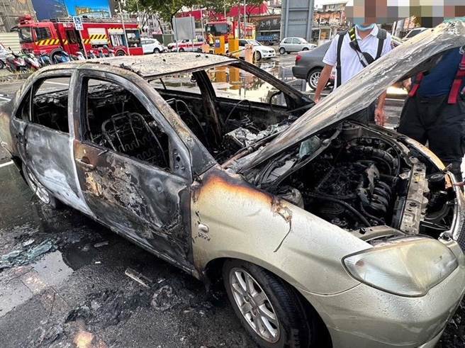 高雄市54岁许姓男子今天下午开车搭载妻小，准备前往冈山区一家火锅店用餐，未料驾驶车辆进入停车场停放后，发现车头突然冒烟起火，车内3人紧急逃离，幸无人伤亡。(高雄市消防局提供／林雅惠传真)