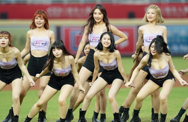 电豹女前往乐天桃园球场体验职棒气氛。(桃园云豹提供)