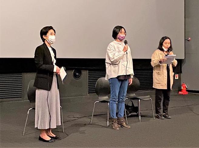  纪录片「家族树」10日在釜山影展播映，导演苏钰婷（中）出席映后座谈。（图/ 中央社）