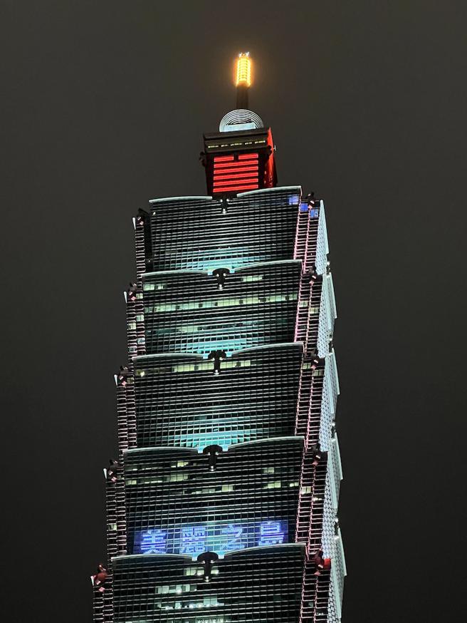 台北101今（10日）晚间点灯表达对国庆敬贺之意。（台北101提供）