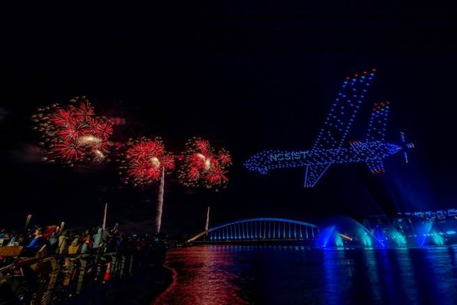 今年国庆焰火主题为《守土卫国．你我同行》，施放长达45分钟，表演艺术结合水舞、光雕、无人机，展现嘉义的人文与气势。（嘉义县政府提供∕吕妍庭嘉义传真）