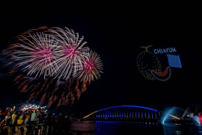 今年国庆焰火主题为《守土卫国．你我同行》，施放长达45分钟，表演艺术结合水舞、光雕、无人机，展现嘉义的人文与气势。（嘉义县政府提供∕吕妍庭嘉义传真）