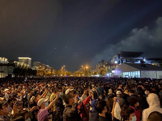 2022国庆焰火今晚在嘉义县盛大登场，超过数十万人涌入故宫南院周围场地。（嘉义县政府提供∕吕妍庭嘉义传真）