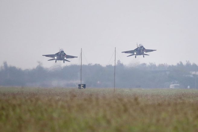 图为战机起飞画面。（取自国防部发言人脸书）